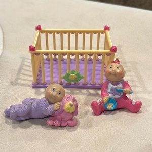 Vintage 1984 Cabbage Patch kids miniature playpen with two figurines